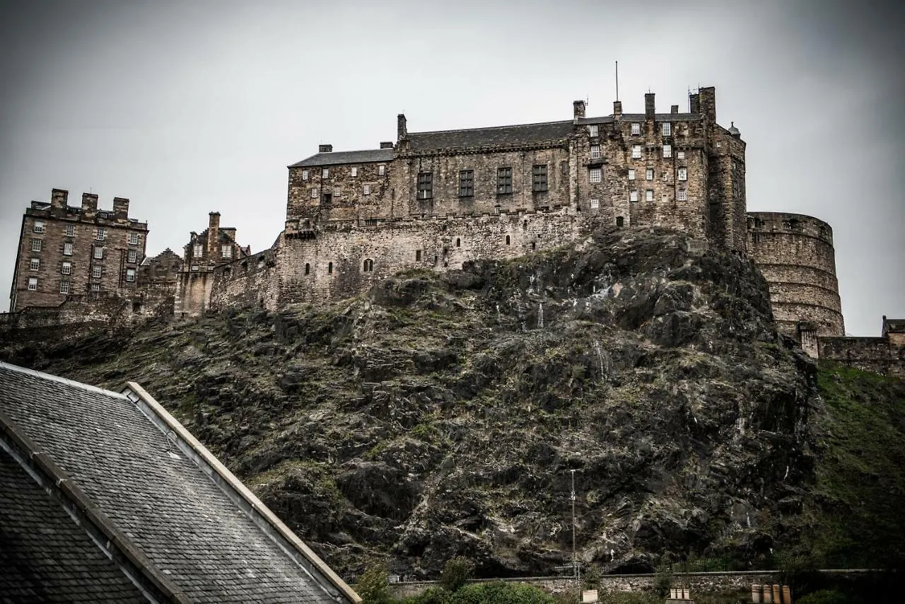 Apartment In Edinburgh With Great View On Castle