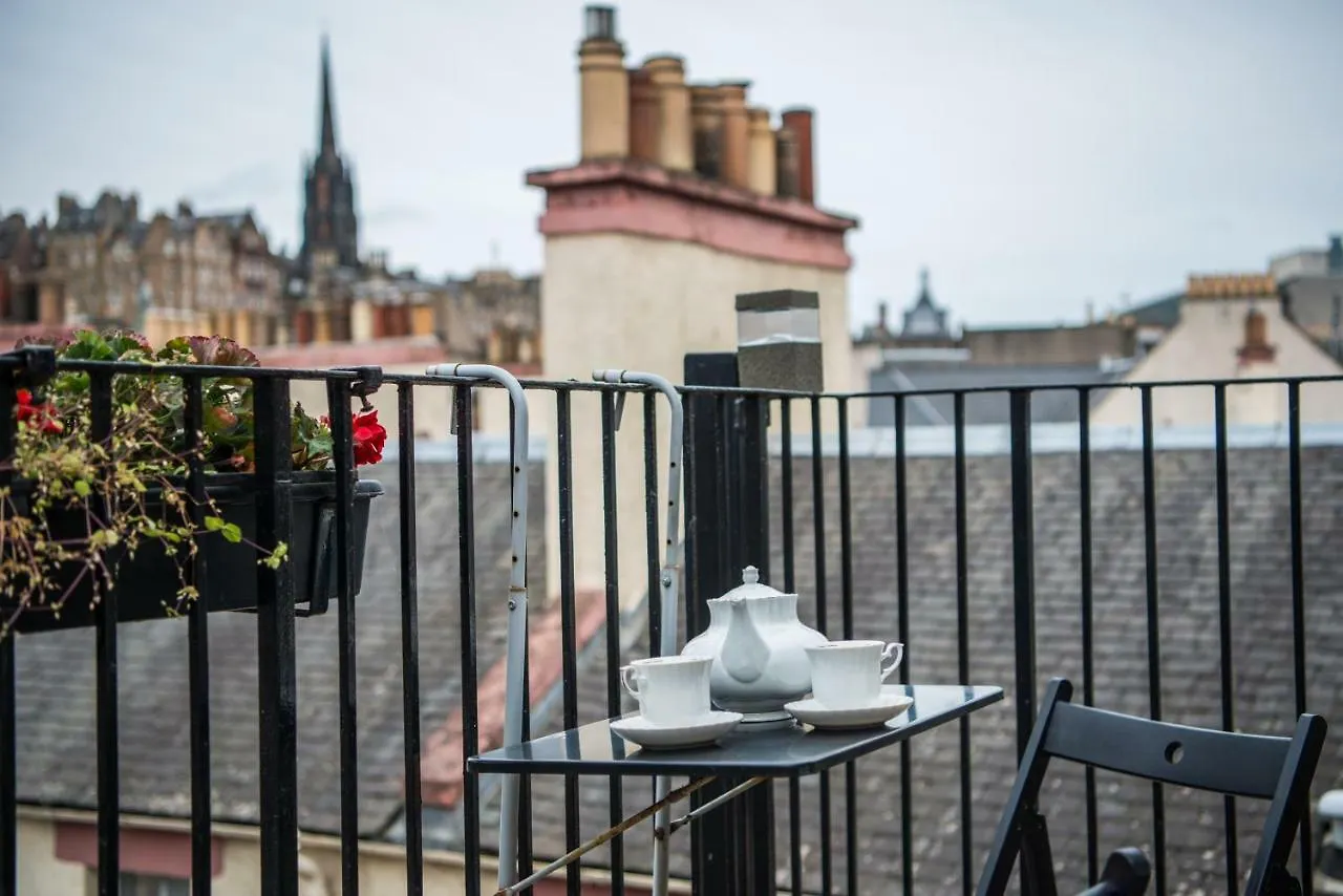 Apartment In Edinburgh With Great View On Castle