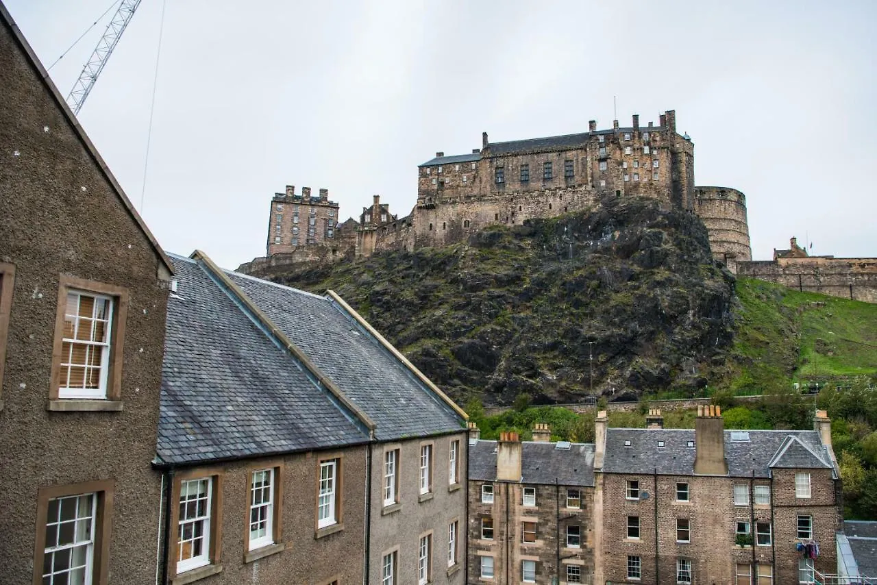Apartment In Edinburgh With Great View On Castle